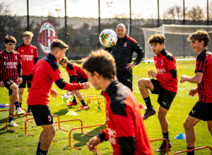 米兰青训梯队训练场上的年轻球员